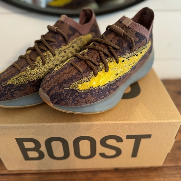 Yeezy Boost 380 - Picture 4 of 10